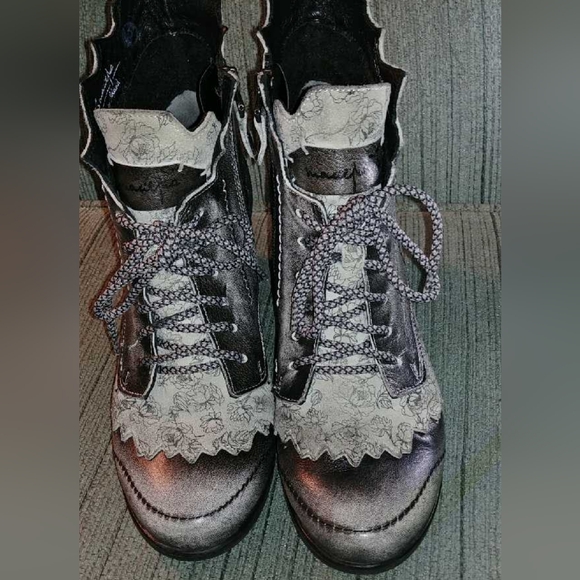 Maciejka 38 + 39 mismatched booties - Picture 9 of 11